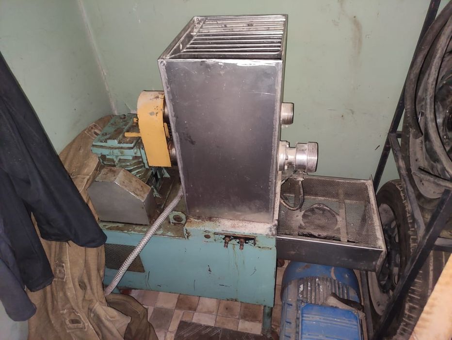 Продам макарлнный аппарат с 5ю насадками, производительность 8 кг/час.