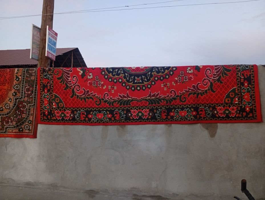 Ишлатилган, тоза гиламлар сотилади.