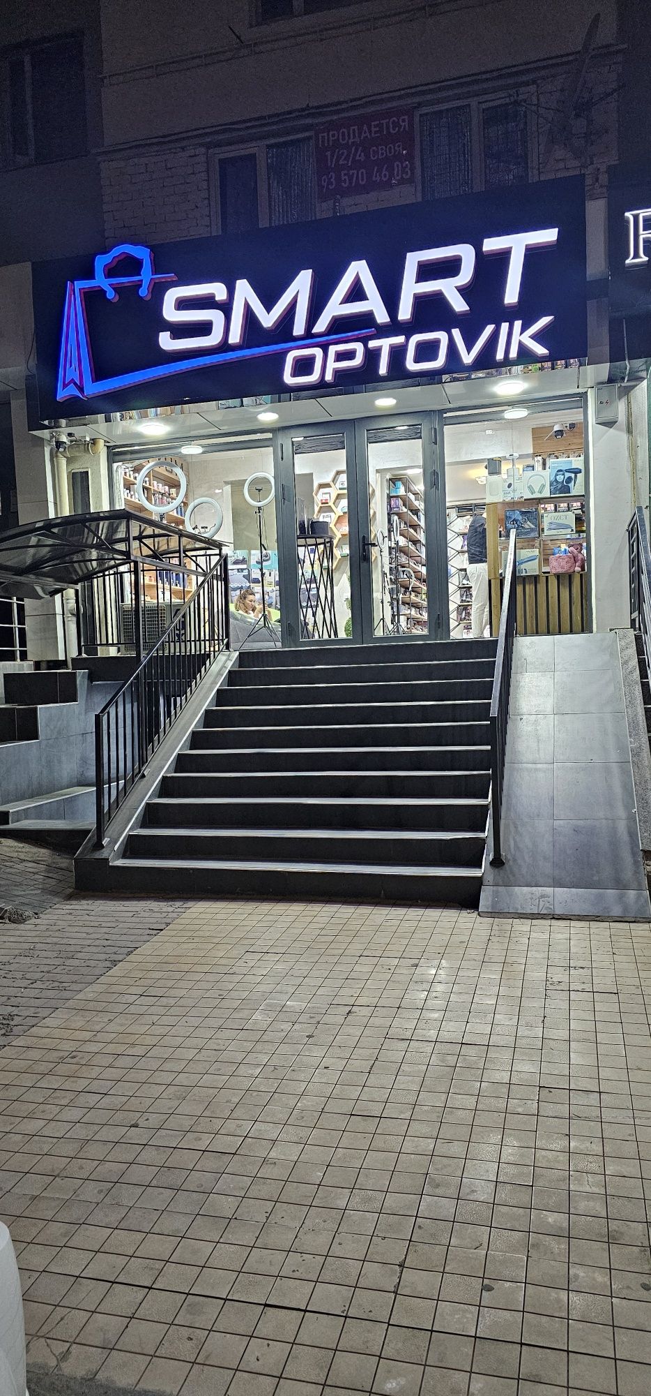 Tayyor biznes sotilad yurib turgan Aksesuar magazin ichidegi tovar b/n