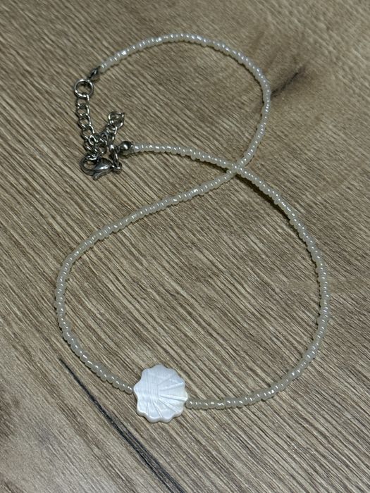 Красивое и нежное колье/цепочка из бисера с ракушкой