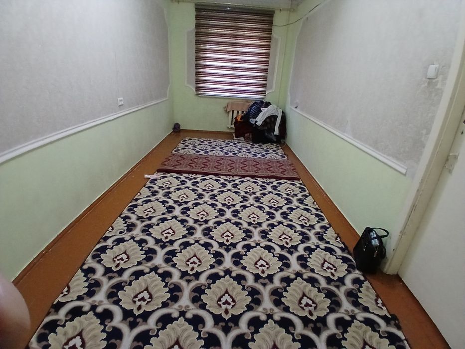 Навоий шахар А. Темур 40 дан 1этаж 3 хонали квартира сотилади.