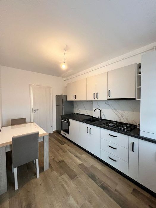 Închiriez apartament cu 2 camere