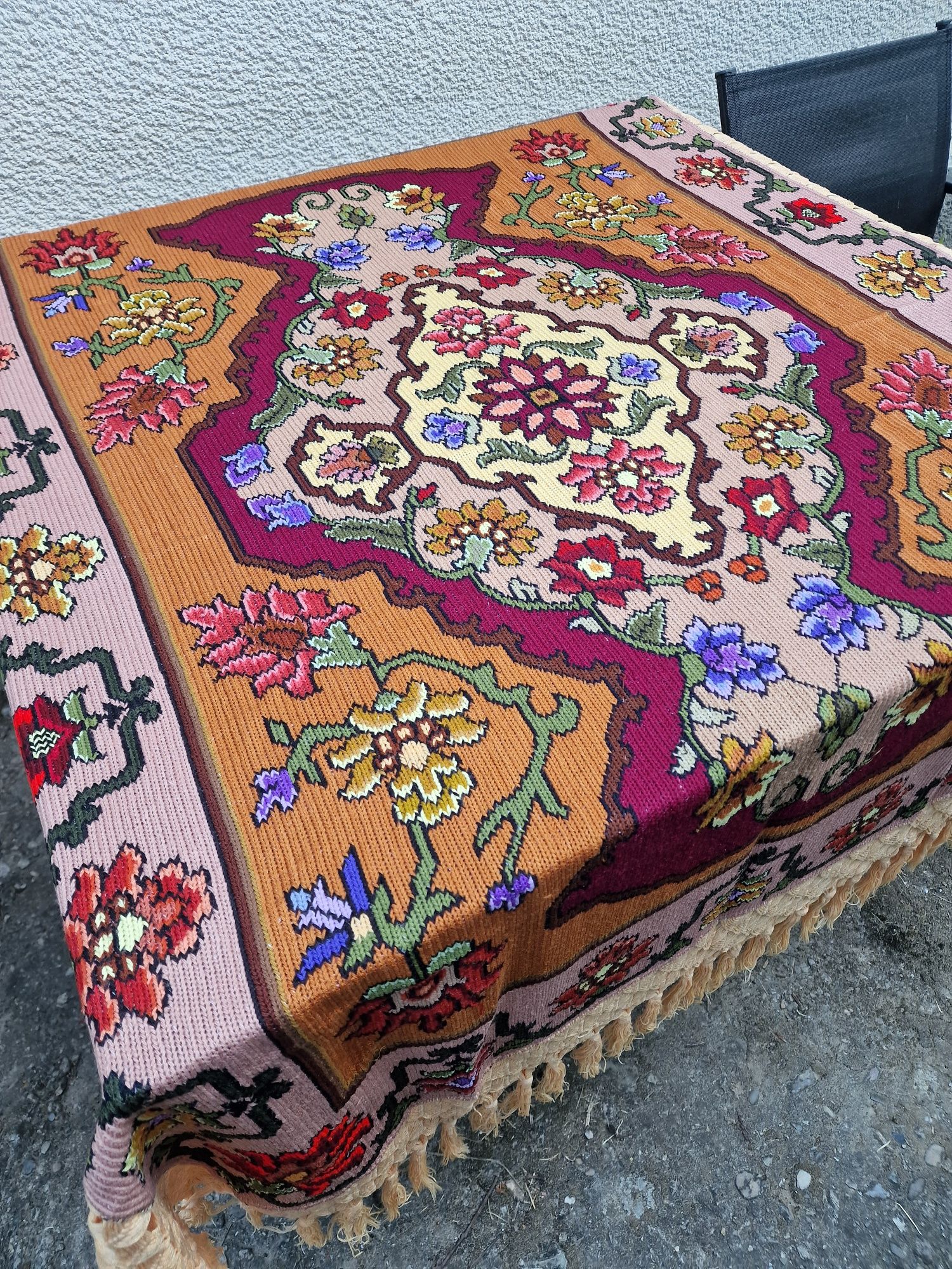 Vand fete masa cusute manual în chelin