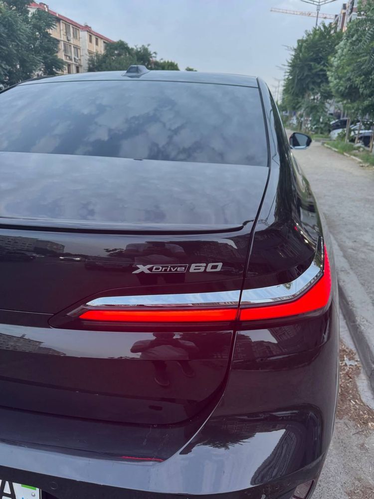 Автомобиль представительского класса BMW i760