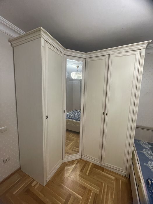 Шкаф большой с зеркалом