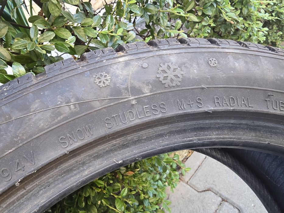 Два броя зимни гуми KUMHO IZEN KW27 225/45/17