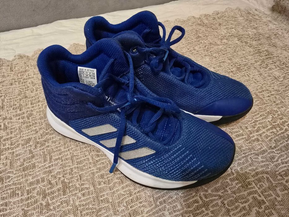 Adidași copii, marime 34, marca Adidas, stare foarte buna.