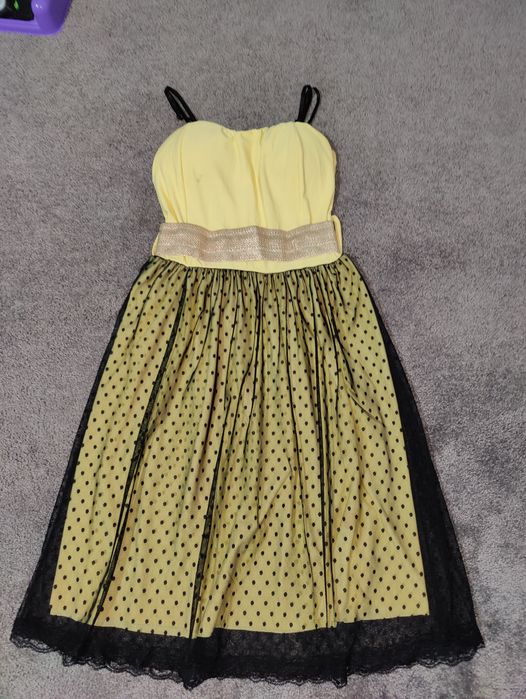 Doua Rochite S/12 cu albastru.Galbena fara eticheta, S sau M