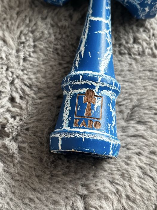 Kendama Karo Albastra cu Alb