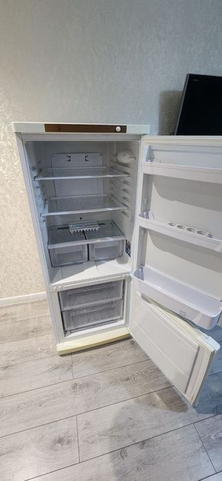 Продается холодильник indesit