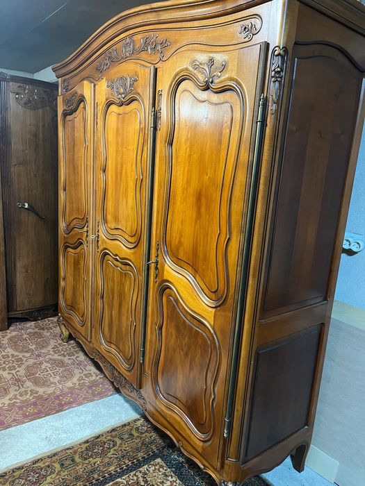Масивен старинен гардероб