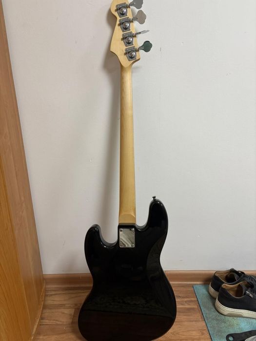 Бас-гитара в хорошем состоянии.