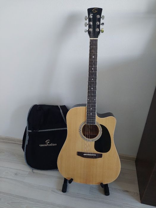 Chitară acustică SoundSation + husă, capodastru și accesorii – stare e