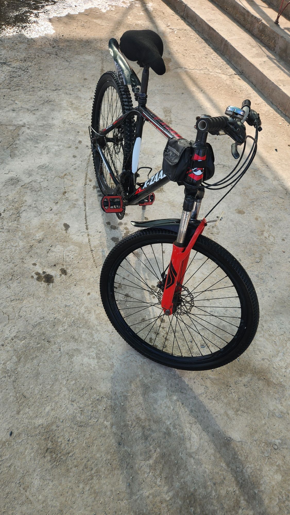velosiped x-zaaz sotladi