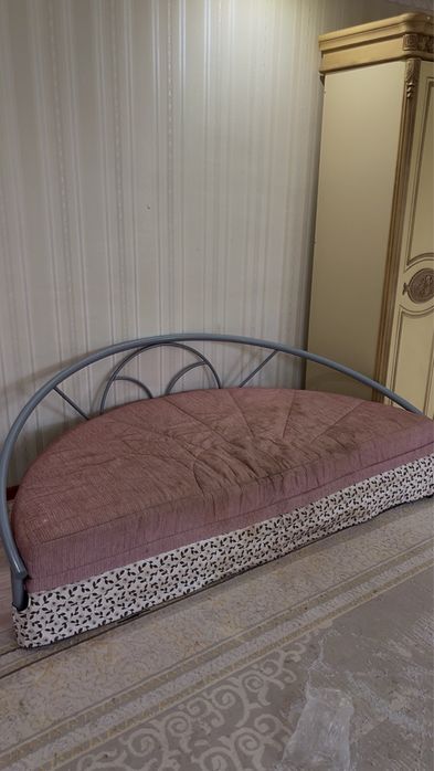 Продам срочно Диван, требует чистки чехла, в остальном отличное сост