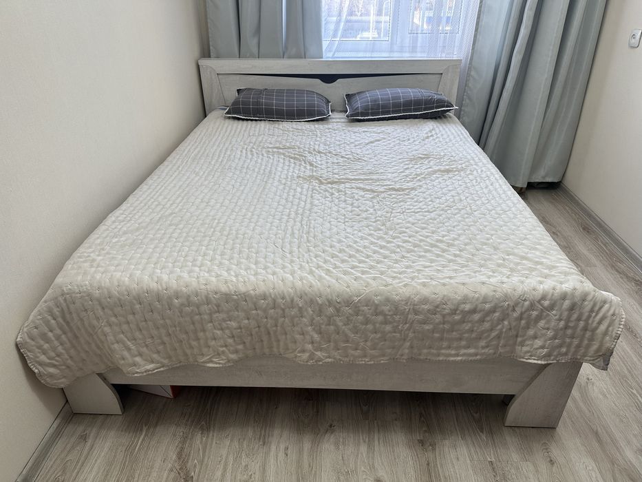 Продам кровать с матрасом.