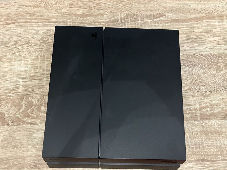 Playstation 4 cu 2 controllere si 8 jocuri