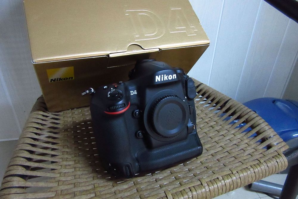 Nikon D4 Profesional in cutie cu toate accesoriile  Factura cumparare