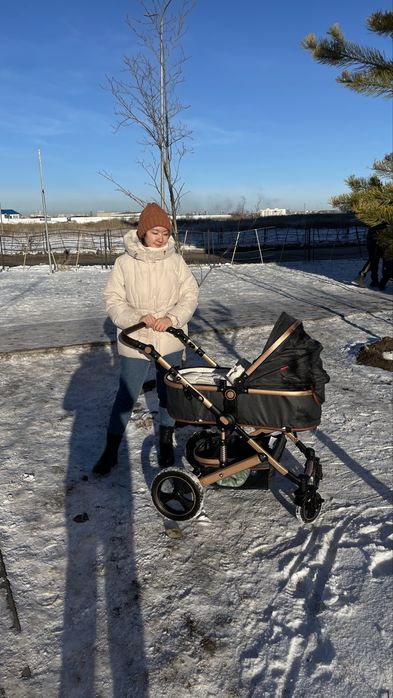 Коляска демисезонная в отличном состоянии!
