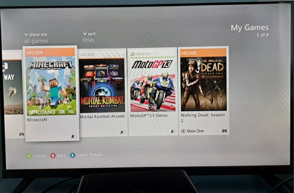 Xbox 360 E – комплект с 2 джойстика и 7 игри (дискове) + инсталирани
