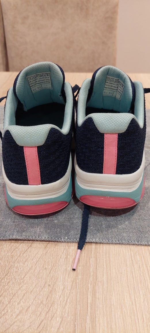 Vând adidas marca Skechers damă
