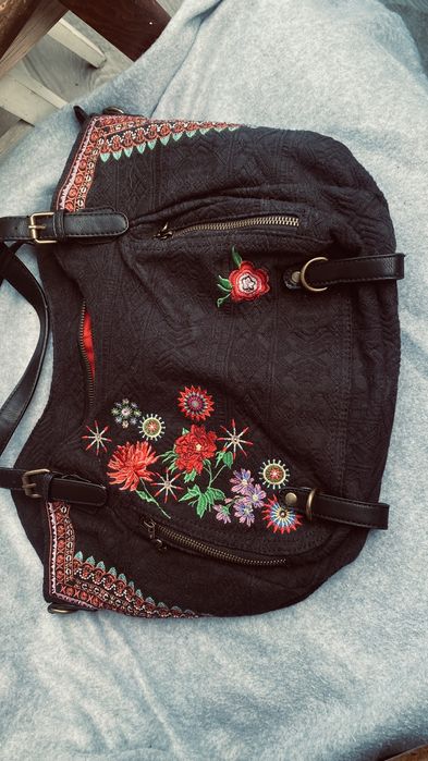 Poseta  neagra cu flori , material textil si piele