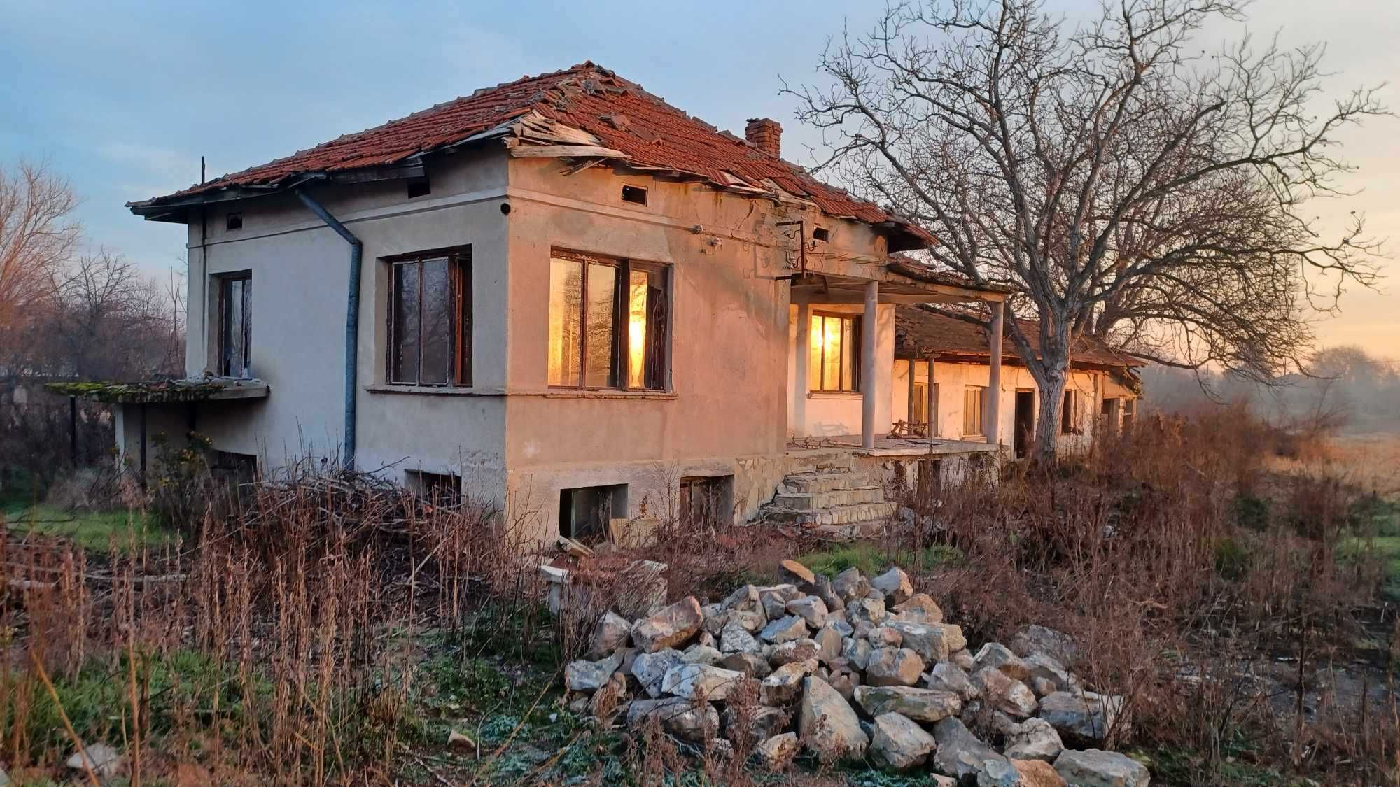 Къща с двор 3,6 дка и стопански постройки