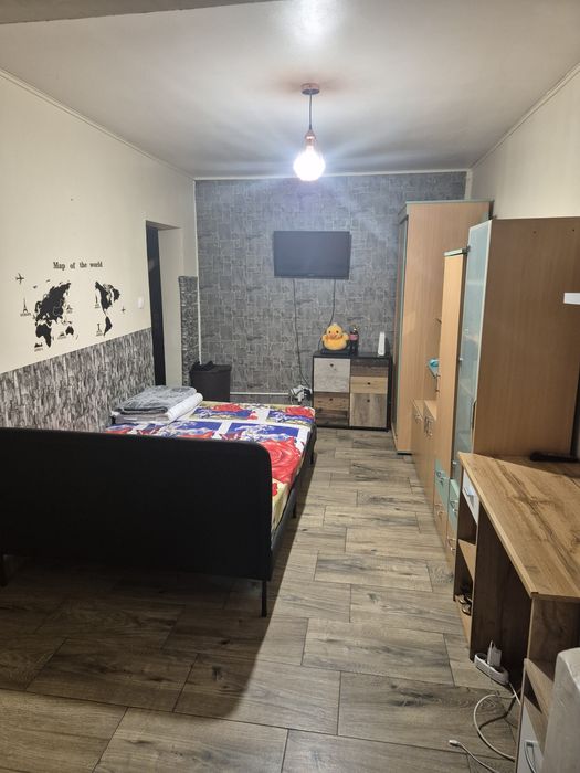 PROPRIETAR  închiriez garsoniera confort 1 cu balcon