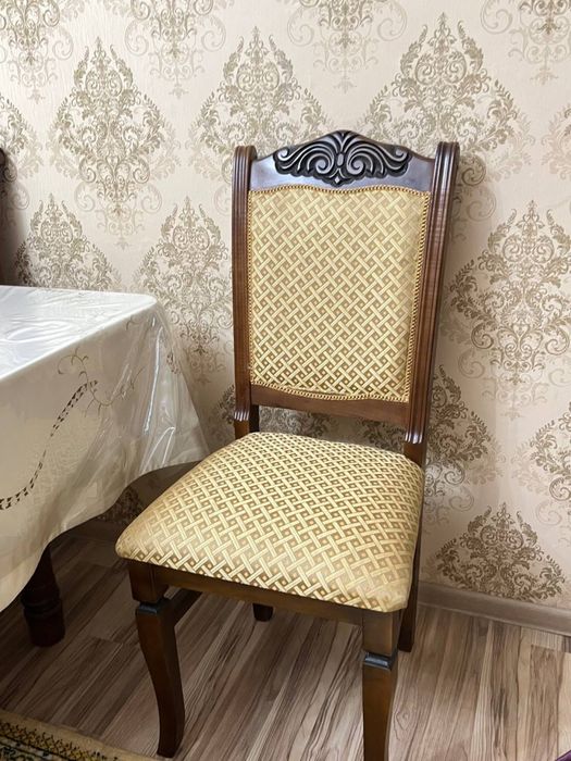 Продается стол и стулья