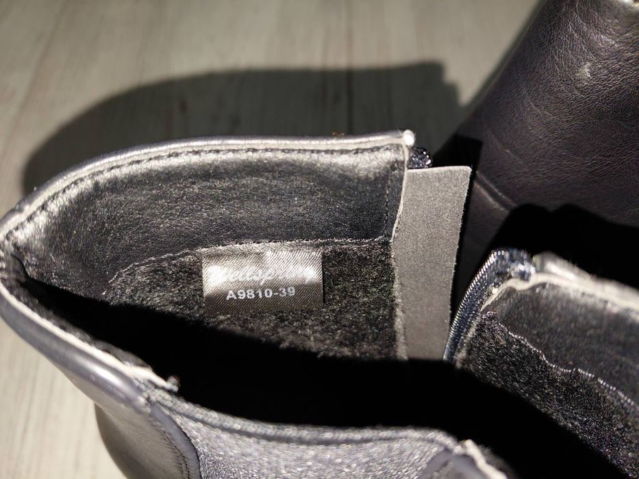 Черни боти на ток