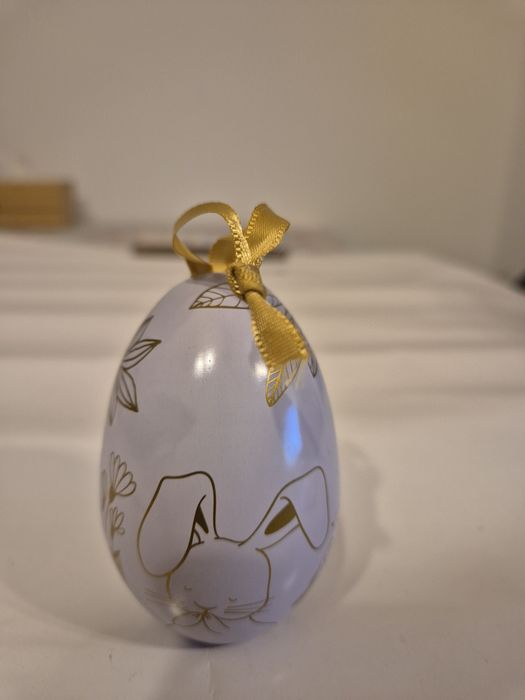 Ou metalic decorativ potrivit si pentru surprize cadou