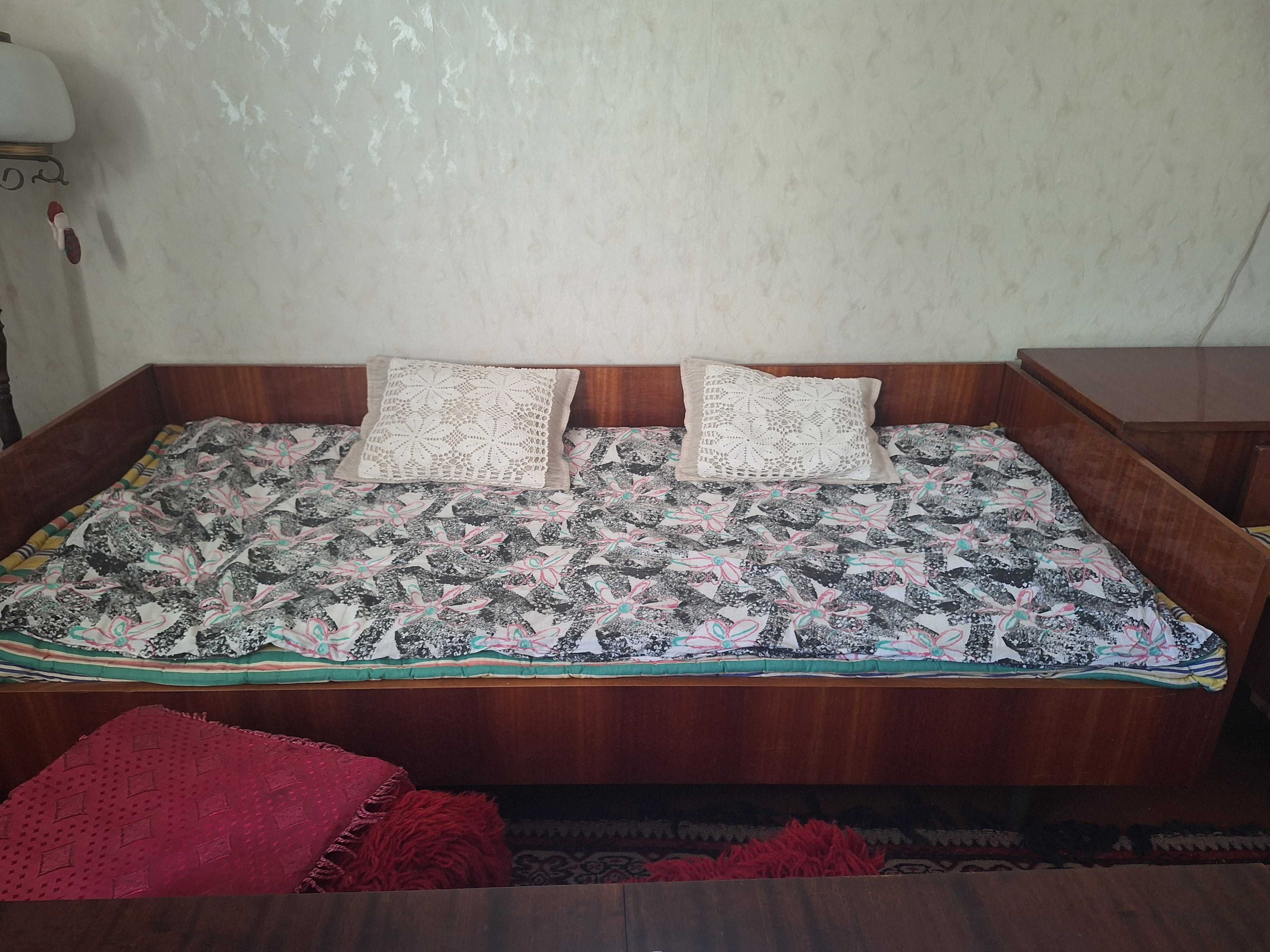 Продавам две единична легла с пружина и дюшеци