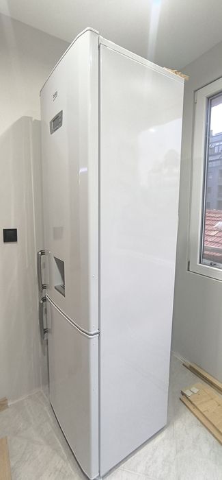 Хладилник с фризер Беко 325л