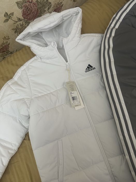 Куртки adidas.
