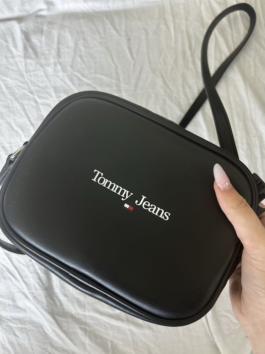Vand geanta Tommy Jeans purtata o singura data