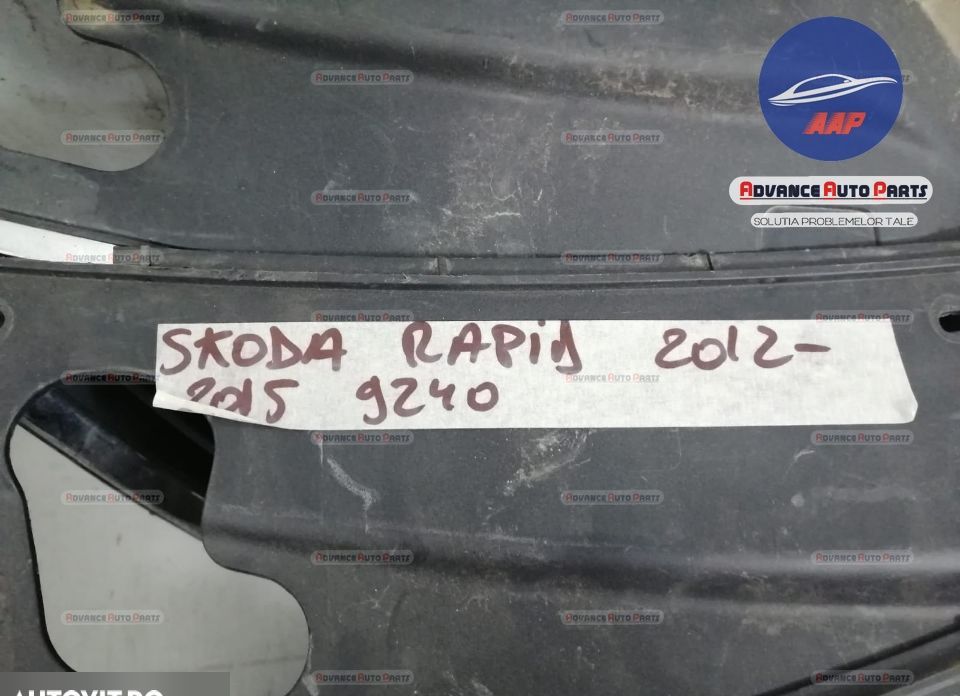 Оригинална централна решетка в добро състояние Шкода Рапид 1 / Skoda R