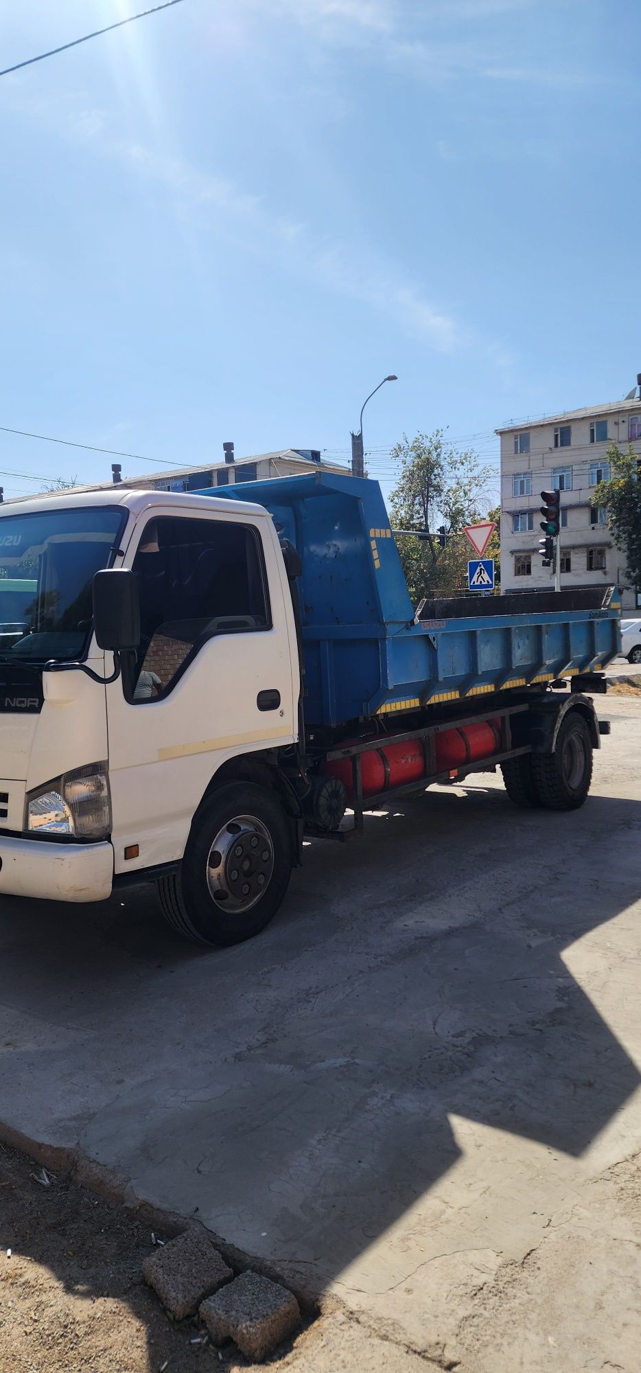 Isuzu samosval zavadskoy sotiladi