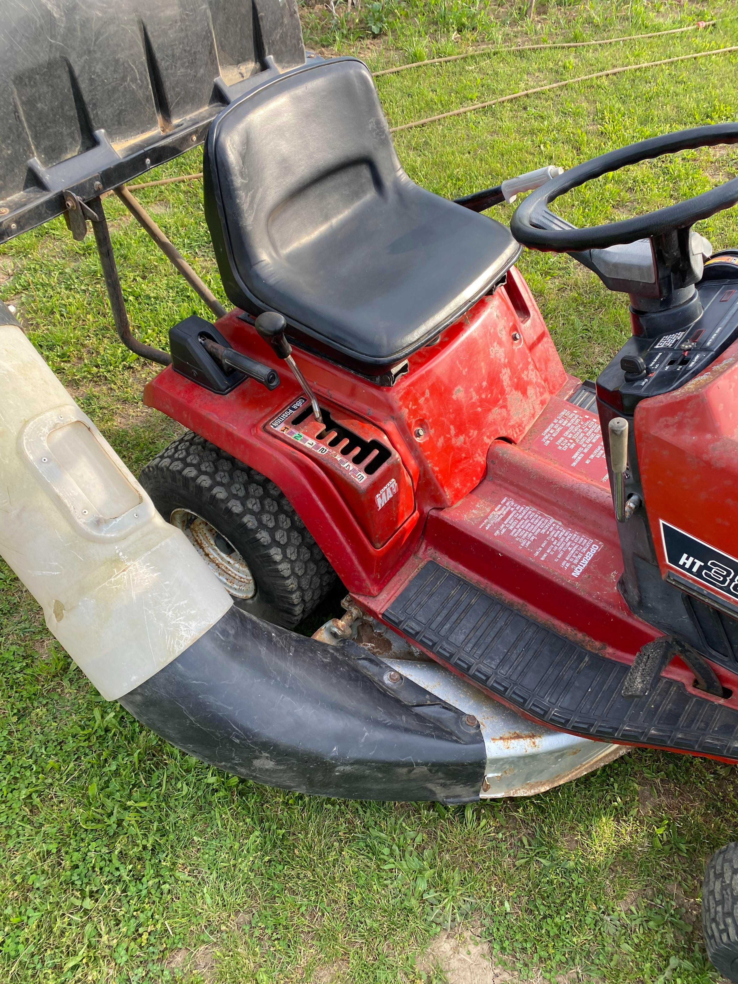 Tractoras  honda de tuns iarba.