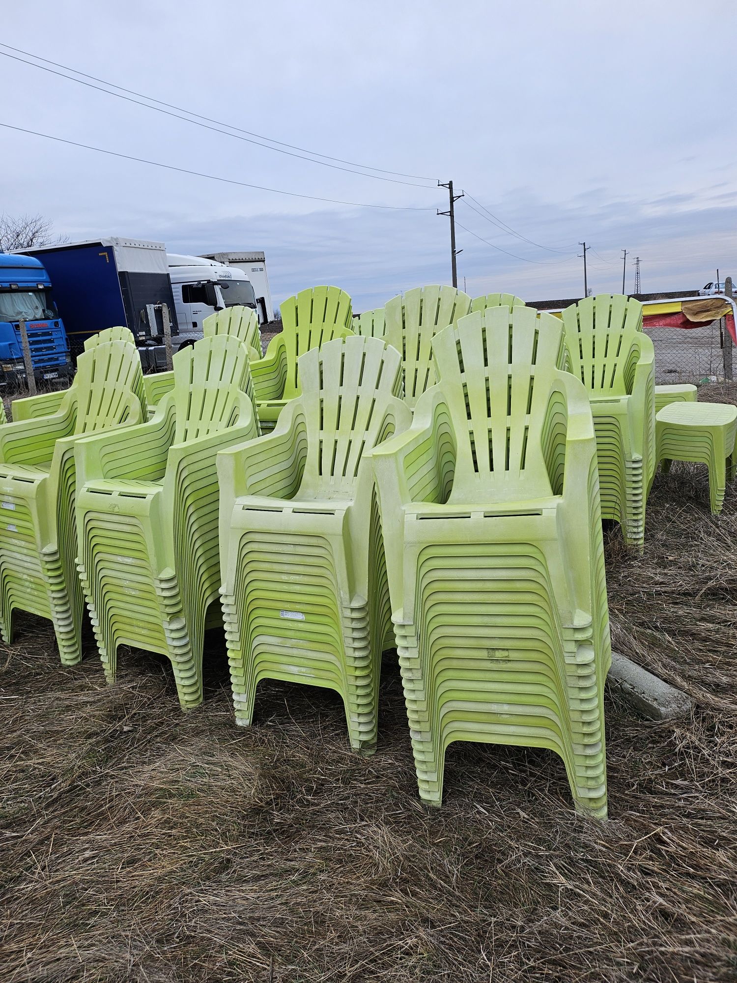 Пластмасови маси и столове подходящи за тераса или градина