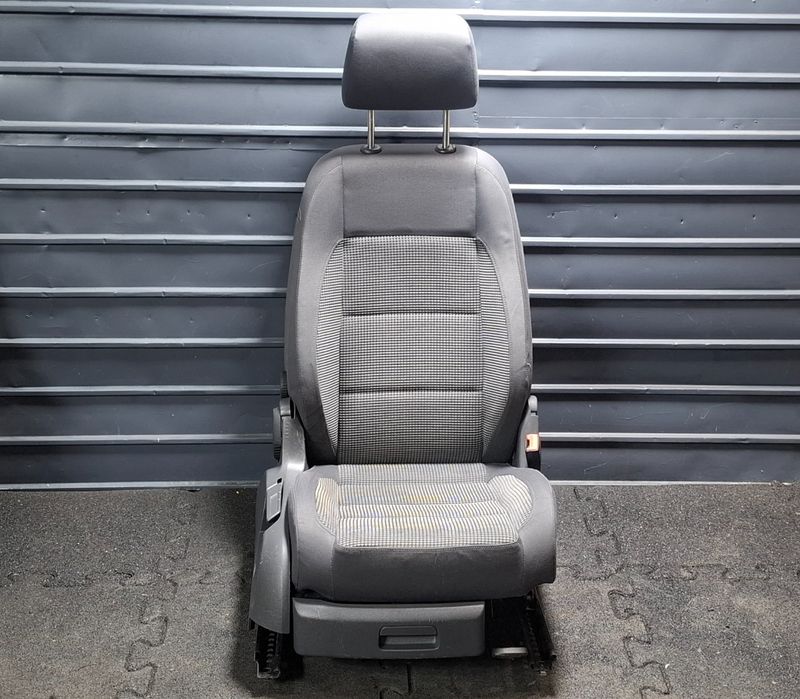 Scaun dreapta fata VOLKSWAGEN TOURAN 1T1, 1T2 2003 - 2010 TDI BMN 1K48