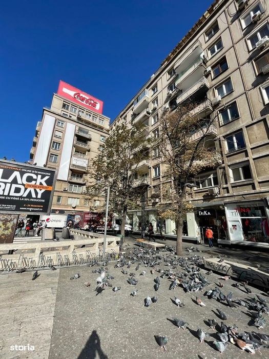 Piata Romana, Coloane, Metrou