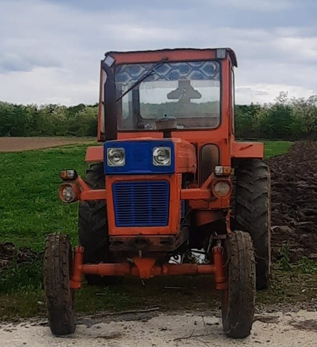 Vând tractor  utb 650