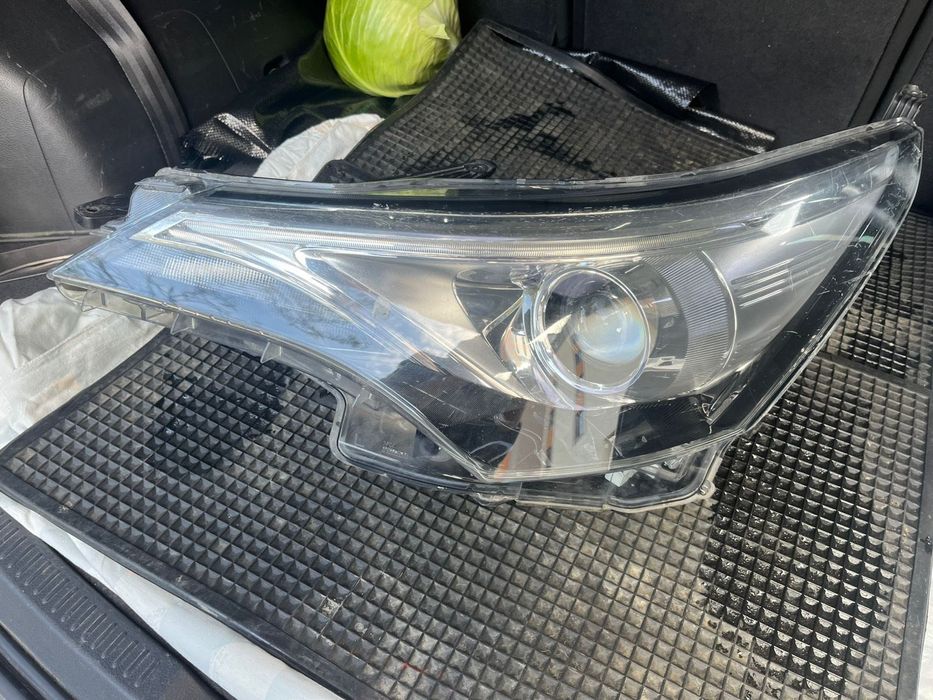 Фар за Toyota avensis