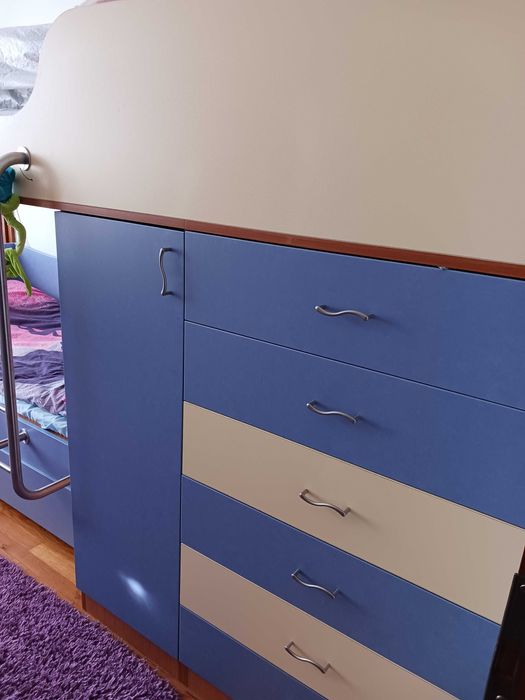 Двуетажно легло с изтеглящо се трето легло със скрин и обемна ракла.