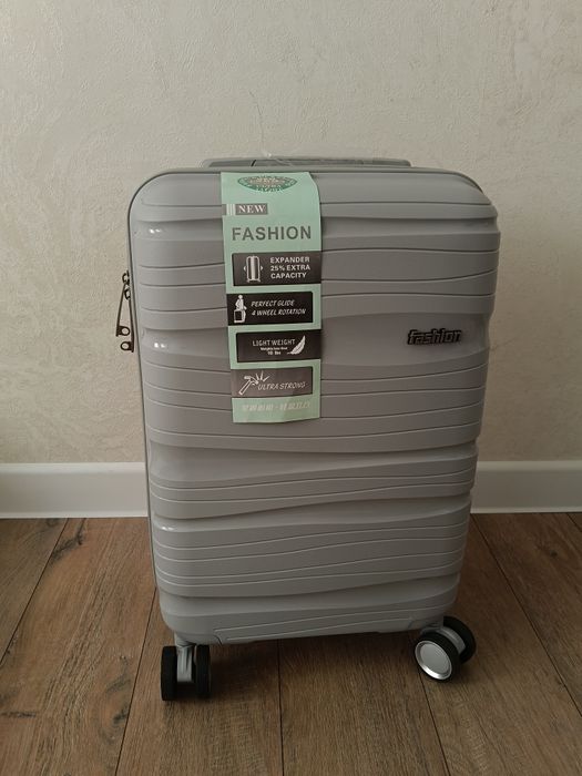 Новый, стильный чемодан.