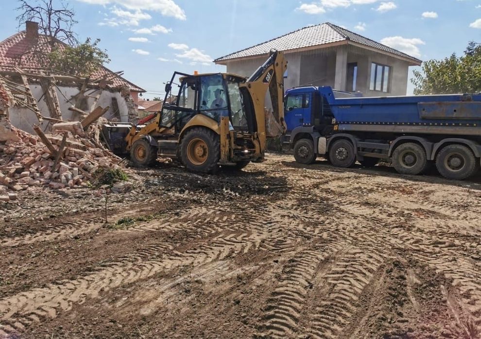Pământ vegetal  Decopertări demolari Cladiri