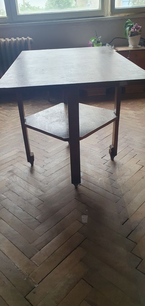 Дървена маса на колелца