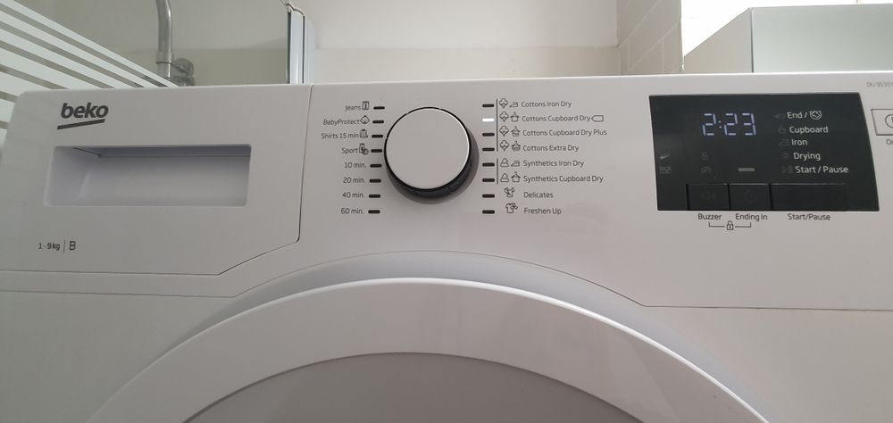 Vand uscator marca Beko + suport de fixare pe masina de spalat