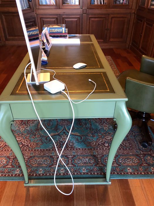 Письменный стол и кресло