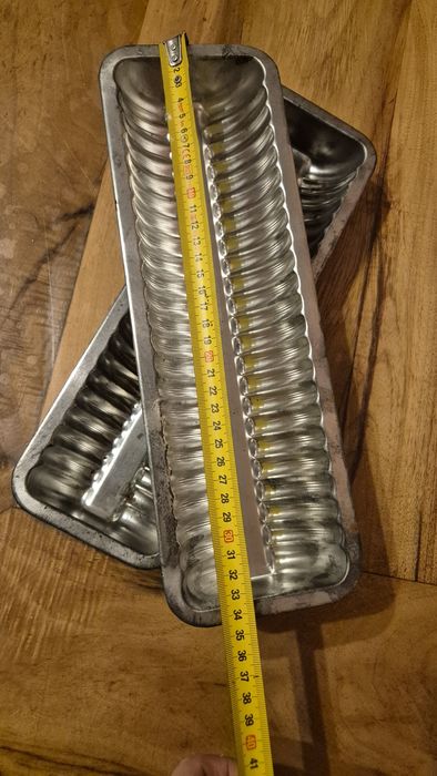 Vând 2  tăvi de copt